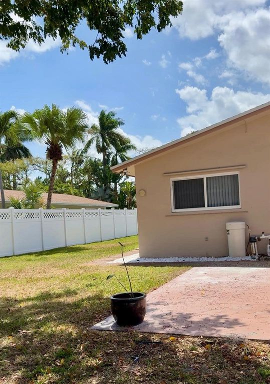 236 SW 7th St, Dania Beach, FL 33004