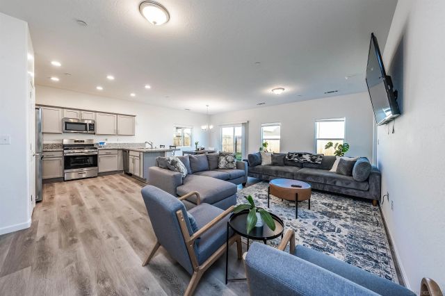 13722 Larkspur Way, Armona, CA 93202