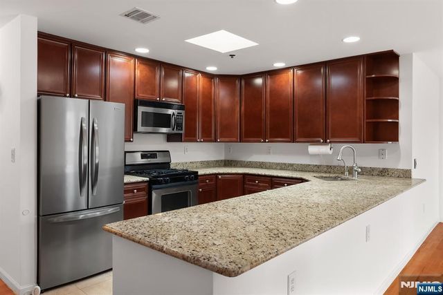 515 Gregory 8, Weehawken, NJ 07086