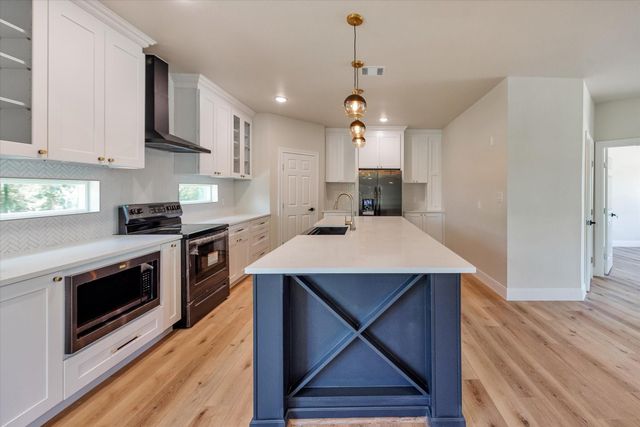 153 Bending Oaks Lane, Livingston, TX 77351