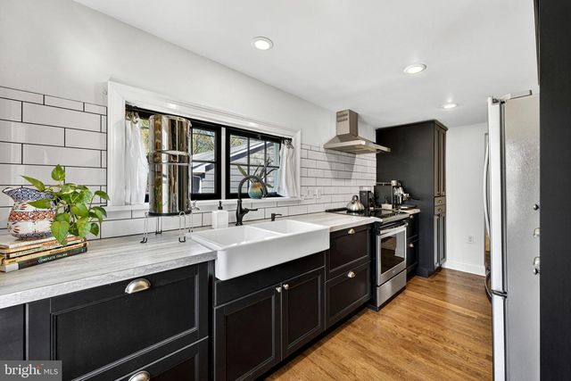 301 E GERMAN ST, Shepherdstown, WV 25443