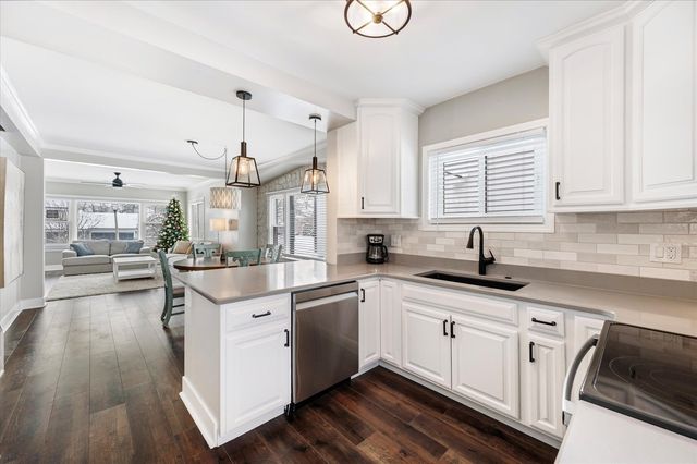 272 N Willow Road, Elmhurst, IL 60126