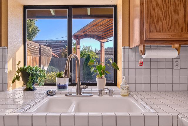 5312 Engle Rd, Carmichael, CA 95608