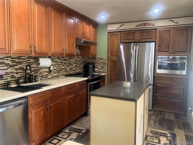 159 Parkwood Drive, Shirley, NY 11967