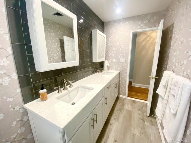 7 Byfield Place, Melville, NY 11747