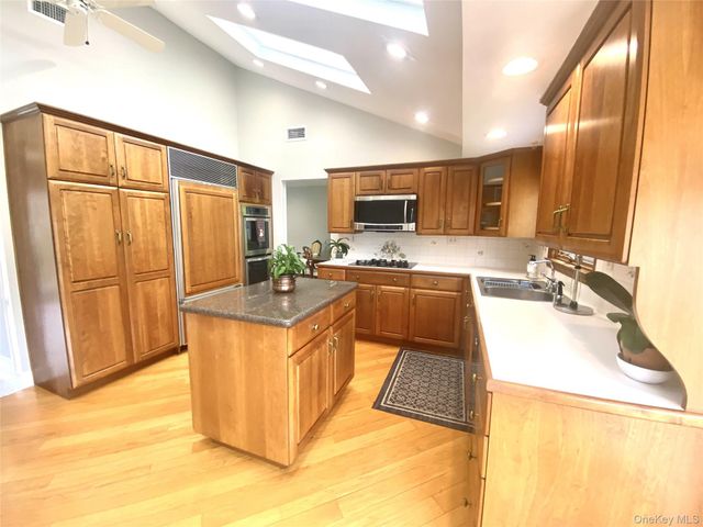 7 Byfield Place, Melville, NY 11747