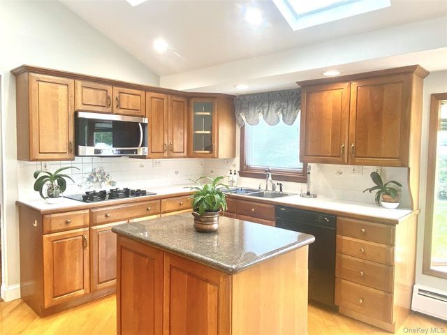 7 Byfield Place, Melville, NY 11747