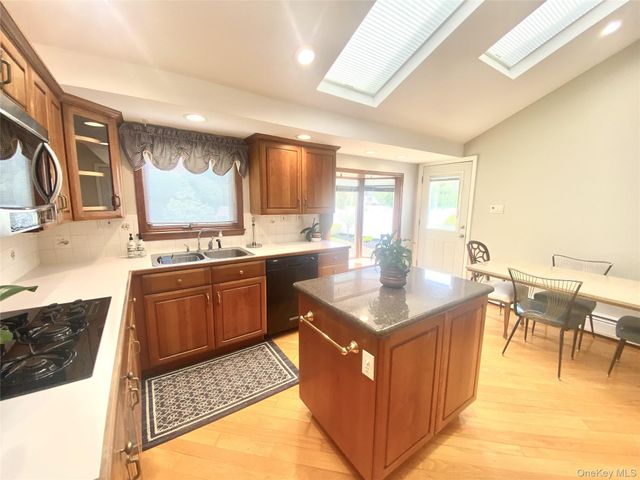 7 Byfield Place, Melville, NY 11747