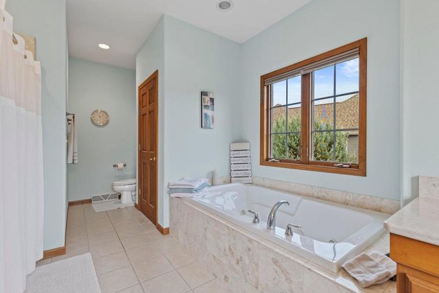 1289 Ridgeside ROAD, Oconomowoc, WI 53066