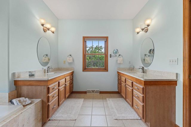 1289 Ridgeside ROAD, Oconomowoc, WI 53066