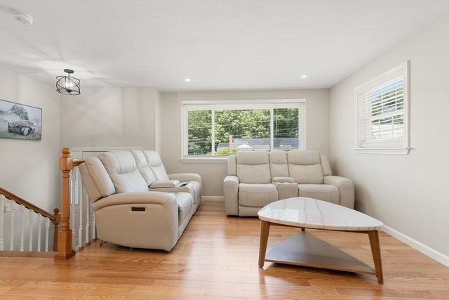 43 Newport Drive, Westford, MA 01886