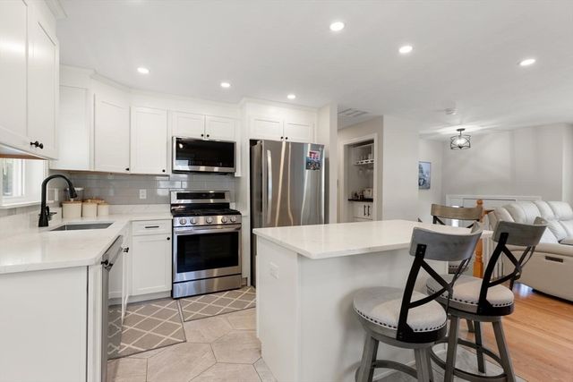 43 Newport Drive, Westford, MA 01886