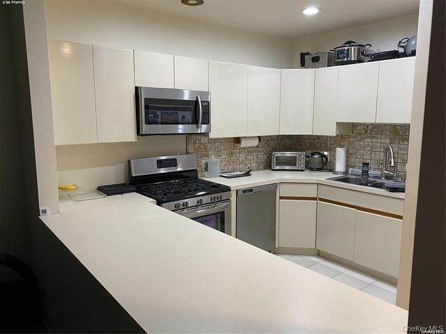 81 Pacific Boulevard 3, Long Beach, NY 11561