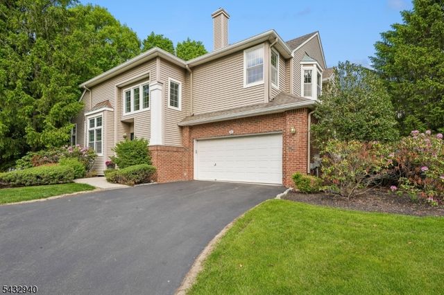 32 Kent Dr, Roseland Boro, NJ 07068
