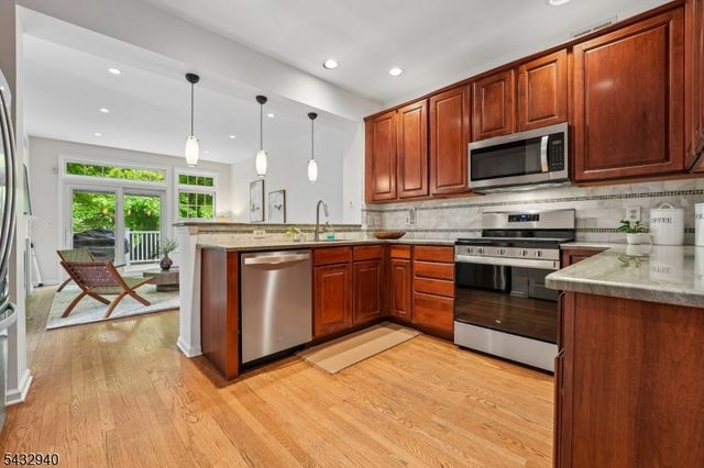 32 Kent Dr, Roseland Boro, NJ 07068