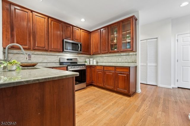 32 Kent Dr, Roseland Boro, NJ 07068