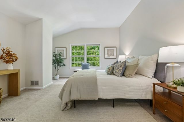 32 Kent Dr, Roseland Boro, NJ 07068