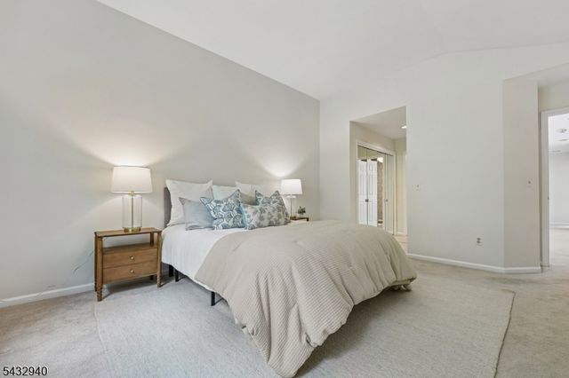 32 Kent Dr, Roseland Boro, NJ 07068