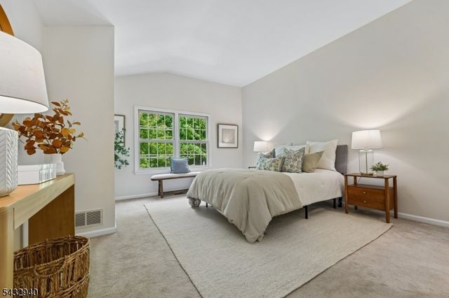 32 Kent Dr, Roseland Boro, NJ 07068