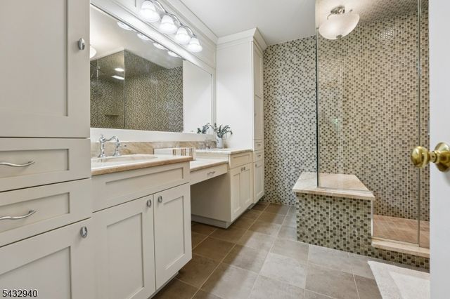 32 Kent Dr, Roseland Boro, NJ 07068