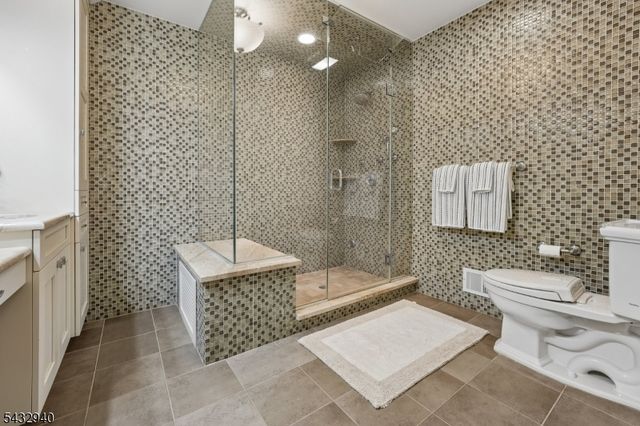32 Kent Dr, Roseland Boro, NJ 07068