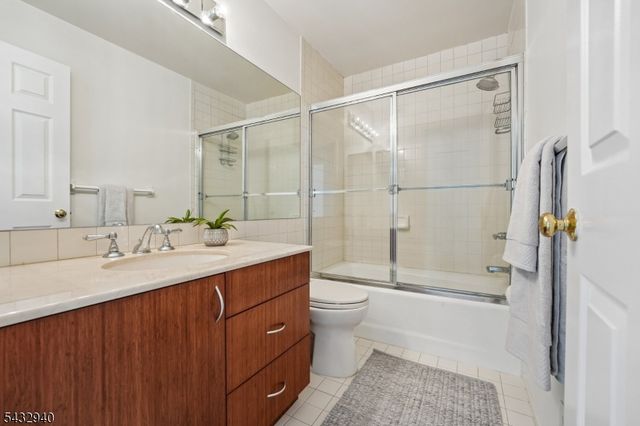 32 Kent Dr, Roseland Boro, NJ 07068