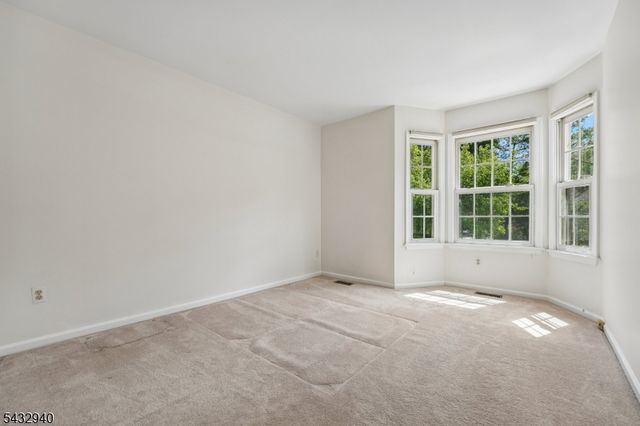 32 Kent Dr, Roseland Boro, NJ 07068