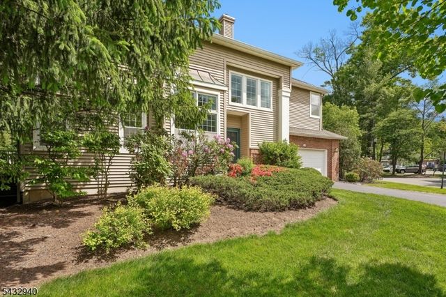 32 Kent Dr, Roseland Boro, NJ 07068