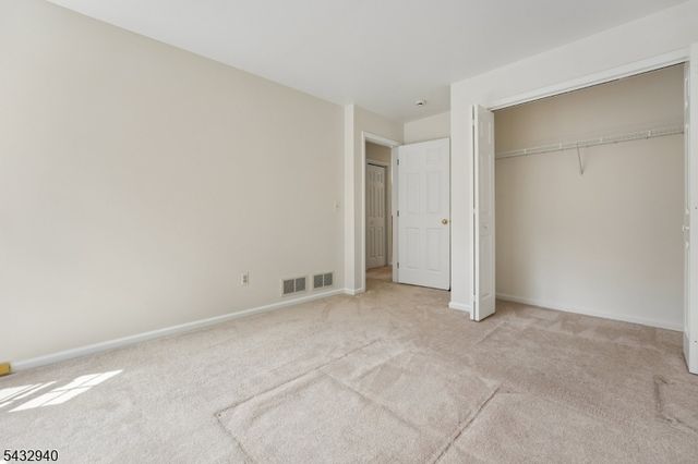 32 Kent Dr, Roseland Boro, NJ 07068