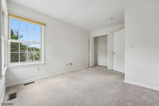 32 Kent Dr, Roseland Boro, NJ 07068