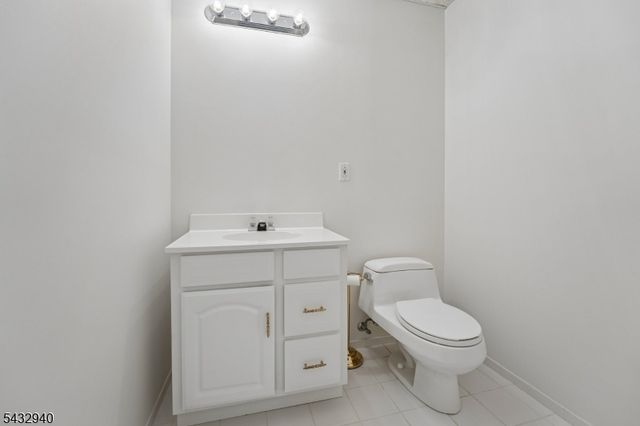 32 Kent Dr, Roseland Boro, NJ 07068