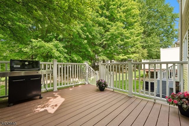 32 Kent Dr, Roseland Boro, NJ 07068