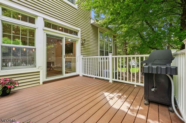 32 Kent Dr, Roseland Boro, NJ 07068