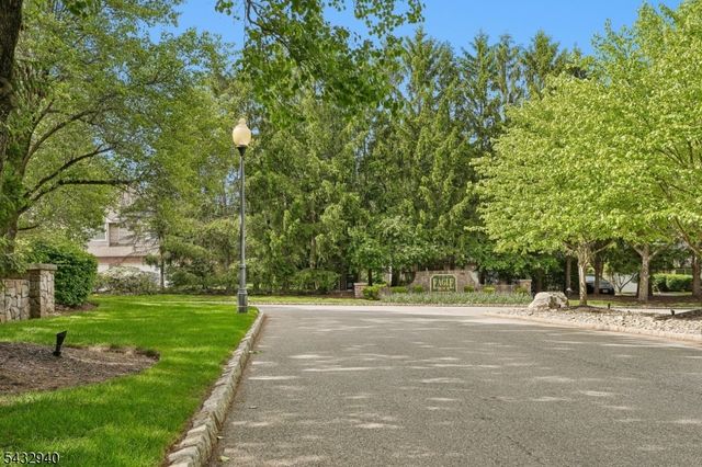 32 Kent Dr, Roseland Boro, NJ 07068