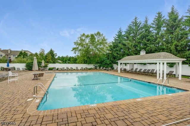 32 Kent Dr, Roseland Boro, NJ 07068