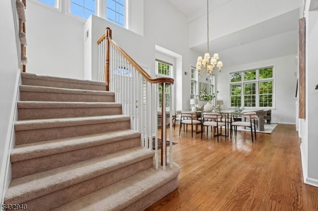 32 Kent Dr, Roseland Boro, NJ 07068