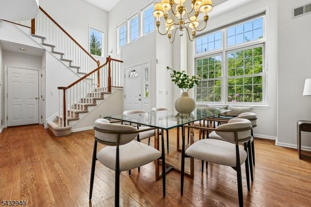 32 Kent Dr, Roseland Boro, NJ 07068