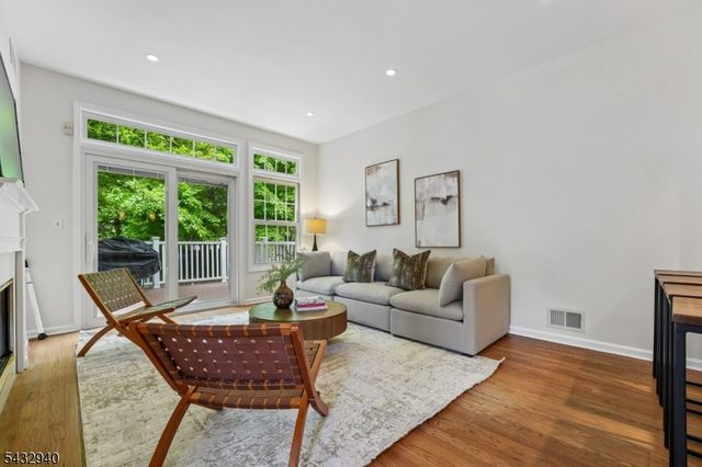 32 Kent Dr, Roseland Boro, NJ 07068