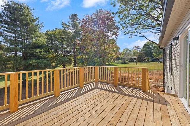 332 Country Hill Drive, Somerset, KY 42503
