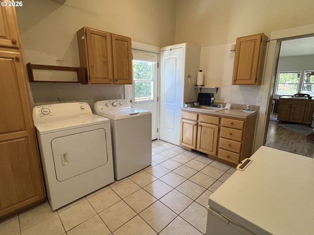 28544 CROW Rd, Eugene, OR 97402