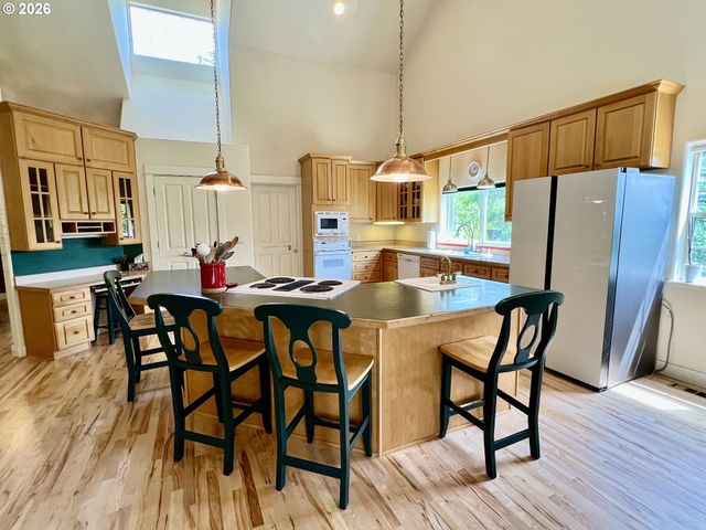 28544 CROW Rd, Eugene, OR 97402