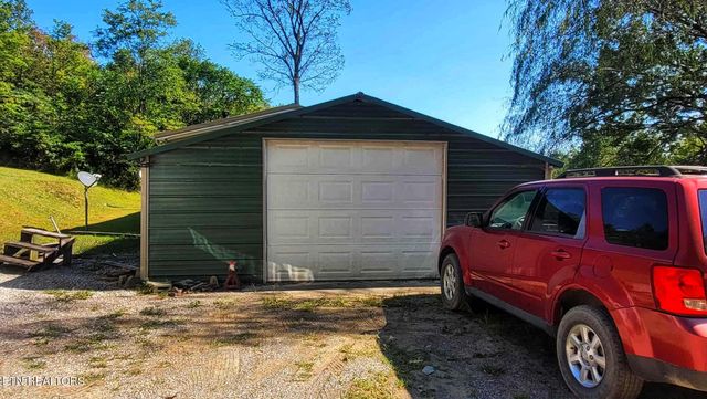 1794 Holloway Ridge Rd, Spring City, TN 37381