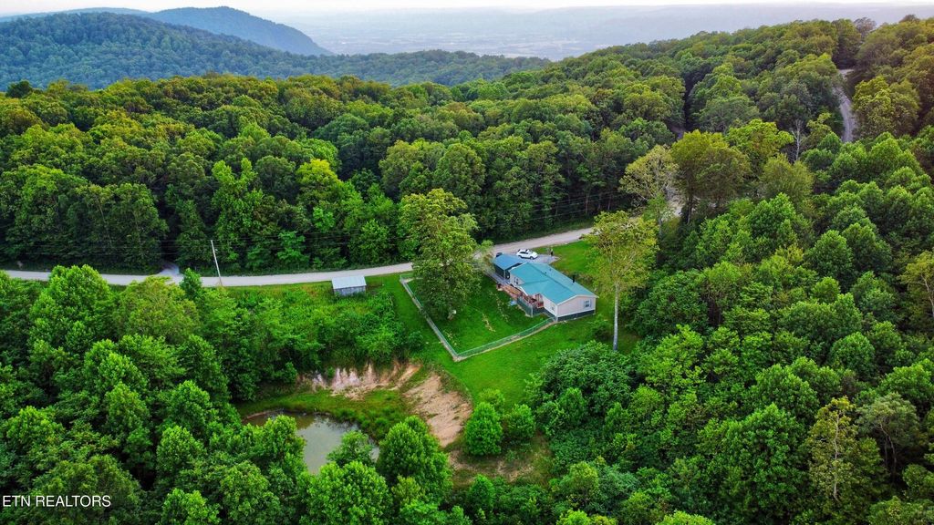 1794 Holloway Ridge Rd, Spring City, TN 37381