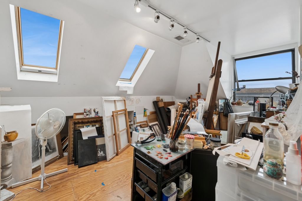 Image 11 of property listing at 2912 N Milwaukee Avenue, Chicago, IL 60618