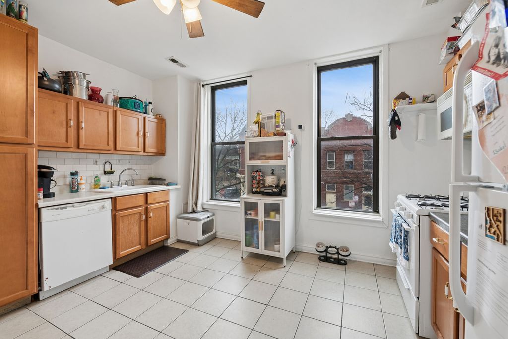Image 12 of property listing at 2912 N Milwaukee Avenue, Chicago, IL 60618