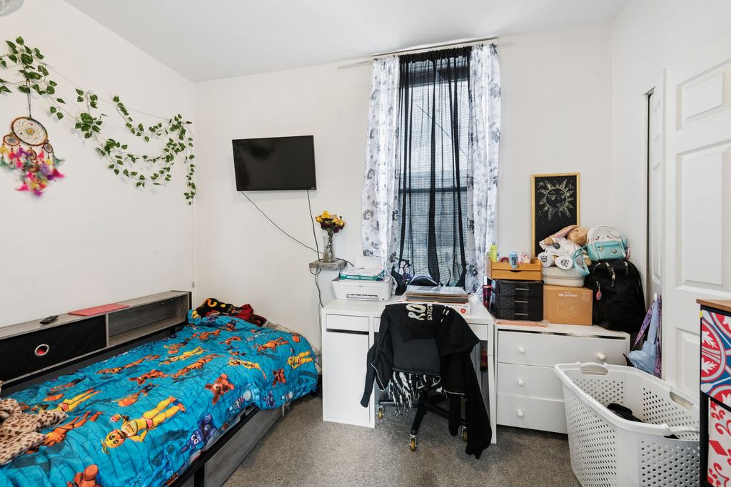 Image 13 of property listing at 2912 N Milwaukee Avenue, Chicago, IL 60618