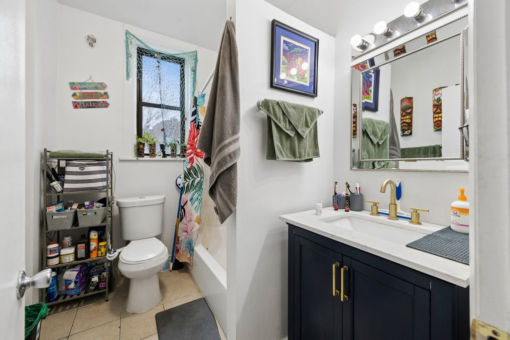 Image 14 of property listing at 2912 N Milwaukee Avenue, Chicago, IL 60618