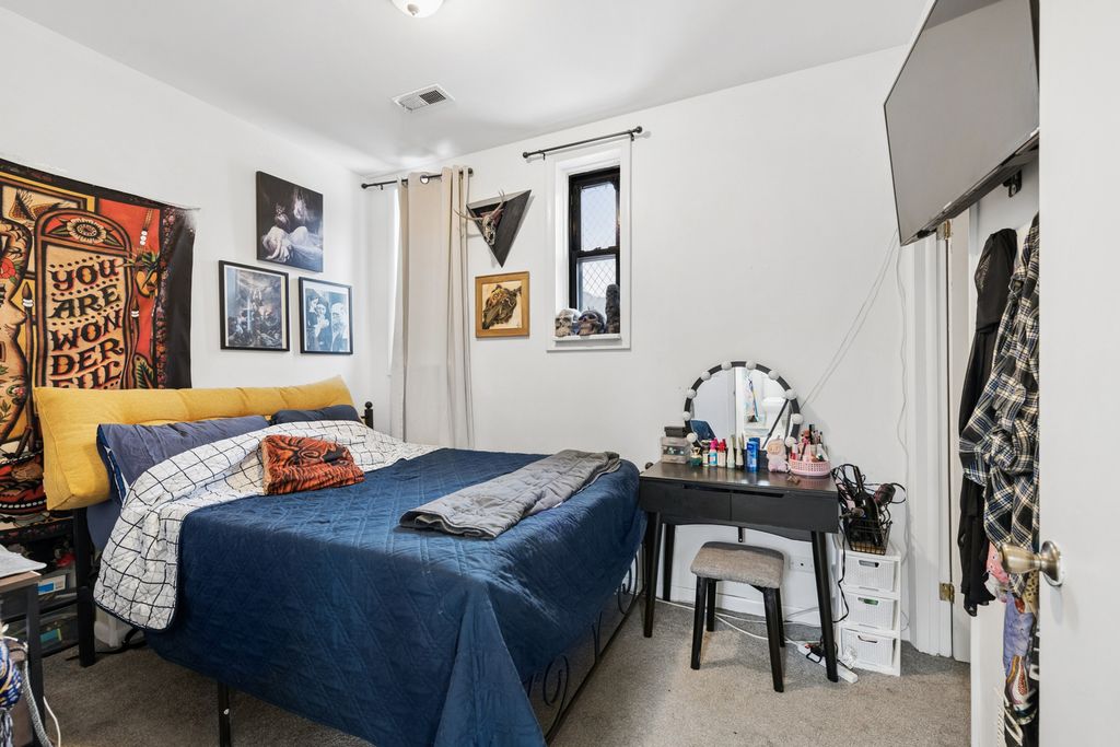 Image 15 of property listing at 2912 N Milwaukee Avenue, Chicago, IL 60618