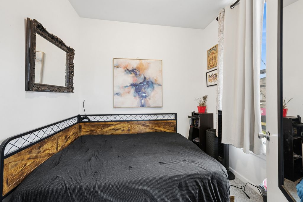 Image 16 of property listing at 2912 N Milwaukee Avenue, Chicago, IL 60618