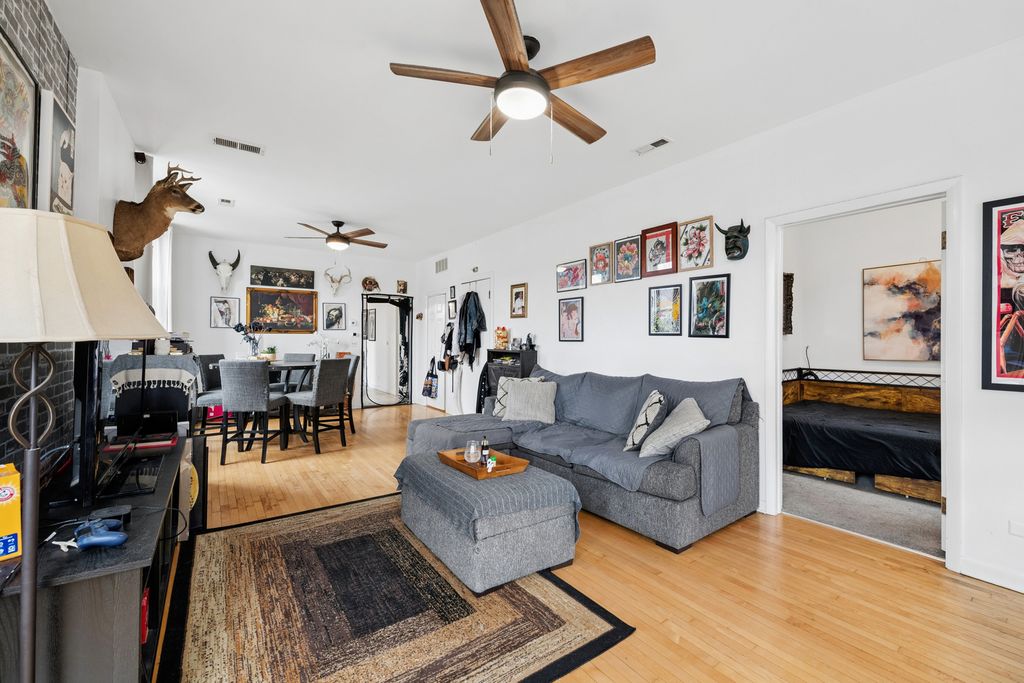 Image 17 of property listing at 2912 N Milwaukee Avenue, Chicago, IL 60618
